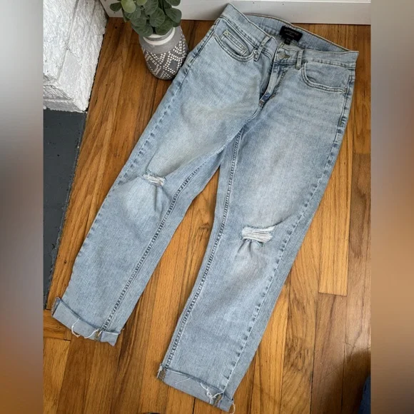 EUC Banana Republic Women’s ‘Girlfriend’ Light Wash Jeans 0/25 - Picture 1 of 10
